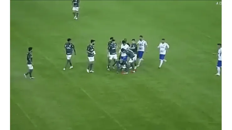 Felipe Melo metió un gol, se lo gritó a un rival en la cara y se pudrió todo