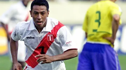 Solano le anotó a Uruguay de tiro libre rumbo a Alemania 2006.