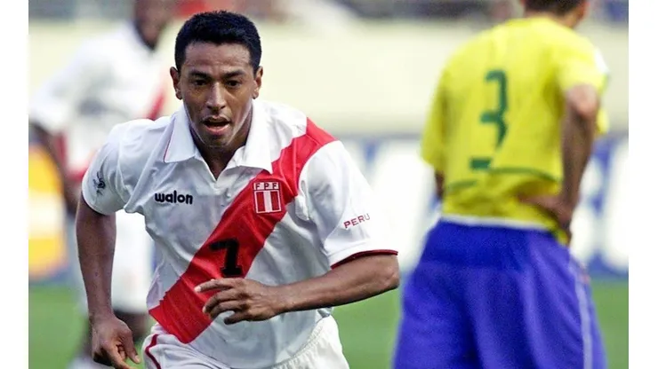 Solano le anotó a Uruguay de tiro libre rumbo a Alemania 2006.