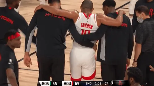 Eric Gordon se lesionó el tobillo y debió ser retirado en andas