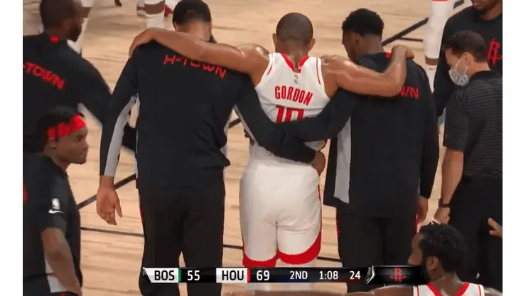 Eric Gordon se lesionó el tobillo y debió ser retirado en andas