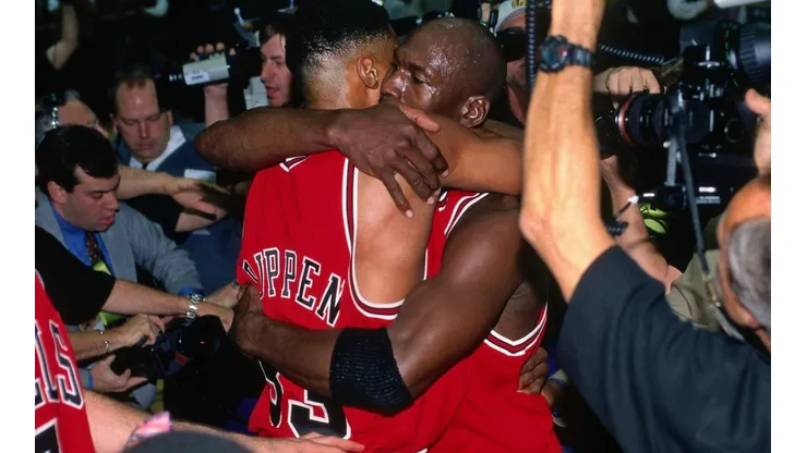 Scottie Pippen y Michael Jordan en 1998 (Getty)