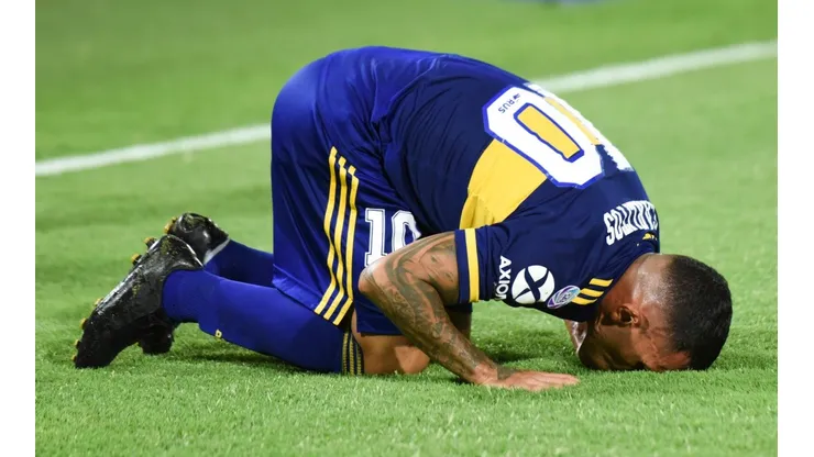 Dolor de cabeza para Carlos Tevez.
