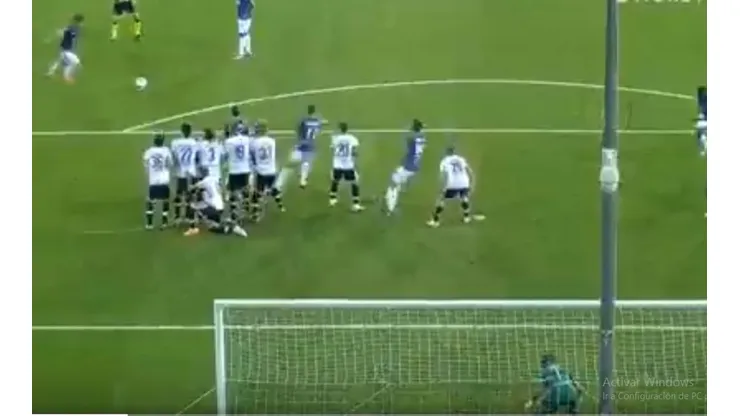 Malinovsky asustó a toda la barrera del Parma y clavó un golazo de tiro libre