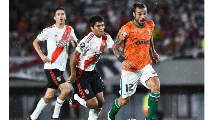 Daniel Osvaldo enfrentando a River.