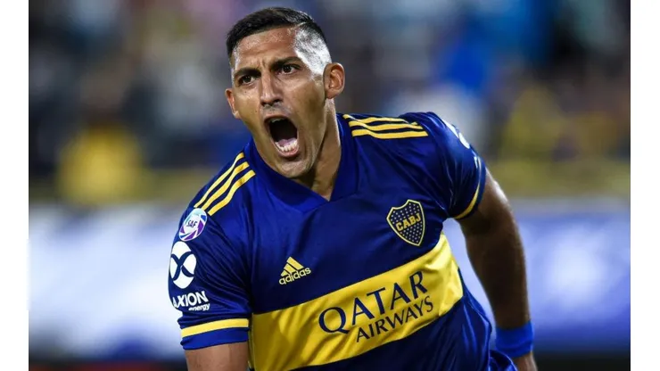 Ramón Ábila festejando un tanto en Boca.