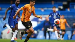 Raúl Jiménez presentó la nueva playera de Wolverhampton.