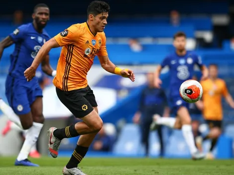 ¡Una bomba! Raúl Jiménez posó con la nueva playera de Wolverhampton