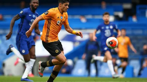 Raúl Jiménez presentó la nueva playera de Wolverhampton.