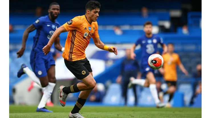 Raúl Jiménez presentó la nueva playera de Wolverhampton.