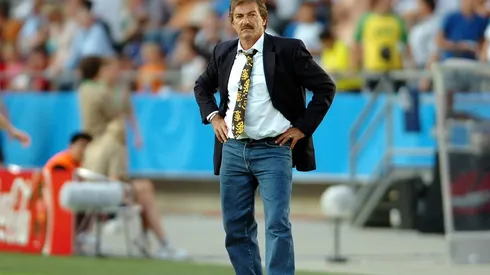 Ricardo La Volpe se ofreció para ser DT de Pumas.