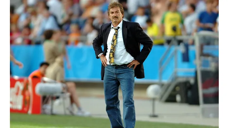 Ricardo La Volpe se ofreció para ser DT de Pumas.