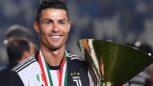 Cristiano Ronaldo, feliz con el trofeo.