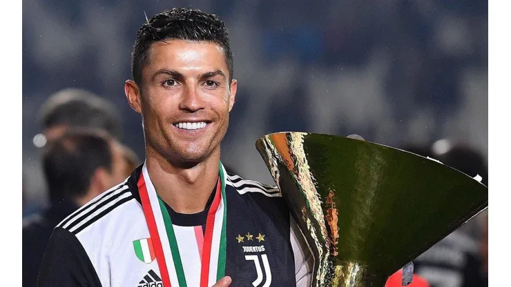Cristiano Ronaldo, feliz con el trofeo.