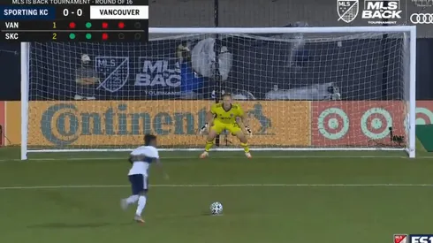 Yordy Reyna pateó al arco pero el arquero atajó el balón.