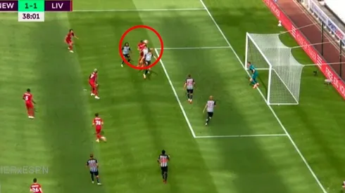 Van Dijk apareció 'de 9' y metió un golazo de cabeza para el Liverpool