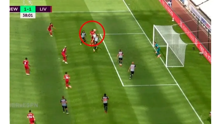 Van Dijk apareció 'de 9' y metió un golazo de cabeza para el Liverpool