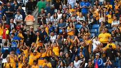 Los aficionados de Tigres no respetaron la sana distancia en su visita al hotel