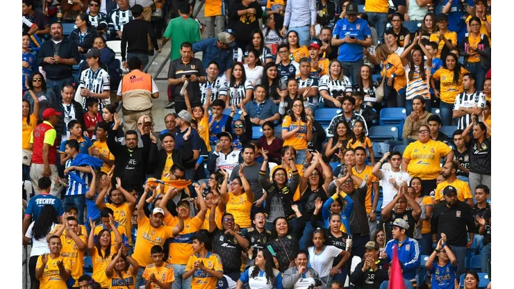 Los aficionados de Tigres no respetaron la sana distancia en su visita al hotel