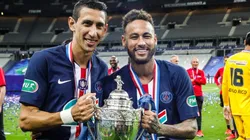 Neymar junto a Di María y el trofeo.