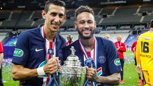 Neymar junto a Di María y el trofeo.