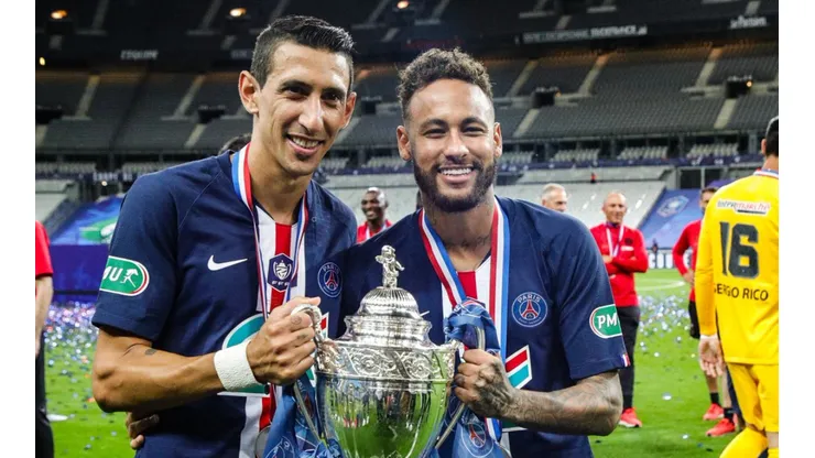 Neymar junto a Di María y el trofeo.