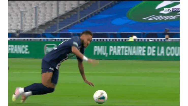 ¡Falta, juez! Neymar se pisó los cordones y protagonizó el blooper del día