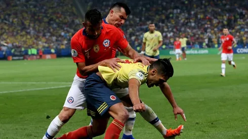Foto de Isla enfrentando a la Selección Colombia.