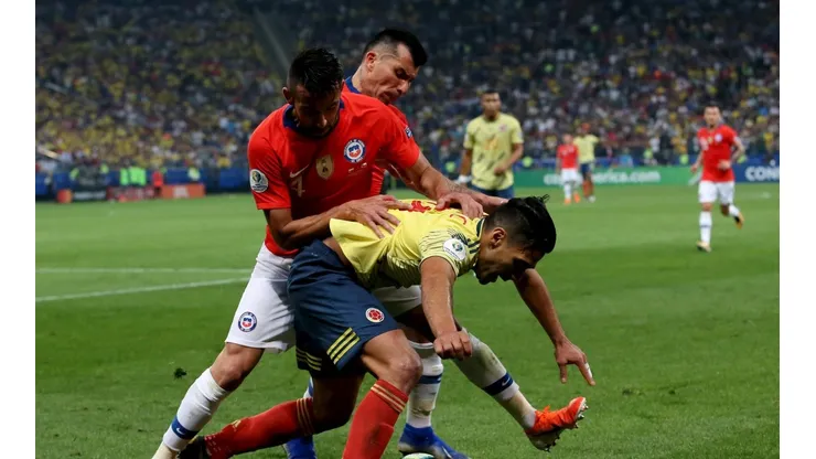 Foto de Isla enfrentando a la Selección Colombia.