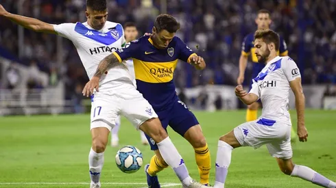 Foto de Mauro Zárate enfrentando a Vélez.