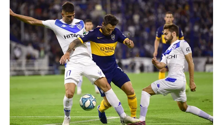 Foto de Mauro Zárate enfrentando a Vélez.