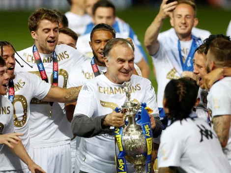 La mejor despedida de la Championship: Leeds goleó y Bielsa levantó la copa