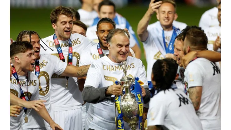 La mejor despedida de la Championship: Leeds goleó y Bielsa levantó la copa