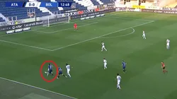 También tira lujos: Duván Zapata mandó a cerrar las piernas a un defensa