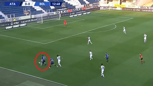 También tira lujos: Duván Zapata mandó a cerrar las piernas a un defensa