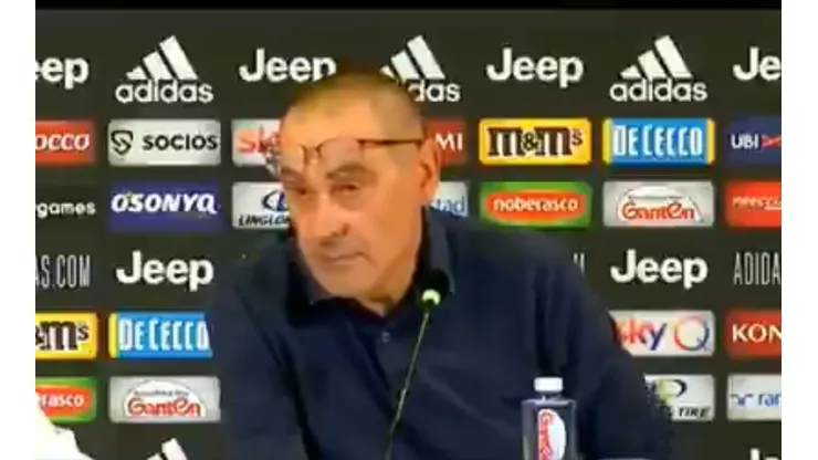 Le hablaron de Juventus como campeón y Sarri se tocó "ahí abajo"