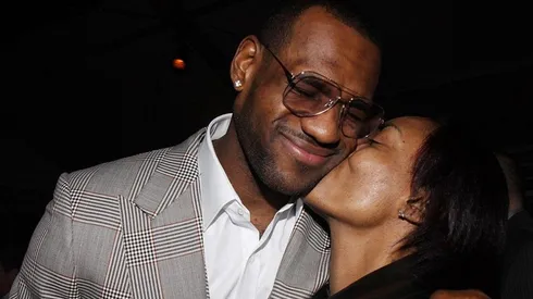 LeBron James junto a su madre (Getty Images)