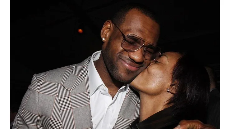 LeBron James junto a su madre (Getty Images)
