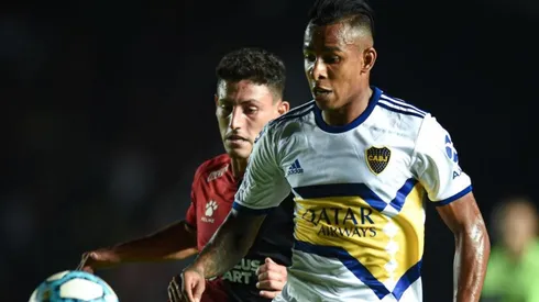 Sebastián Villa luciendo la camiseta de Boca.