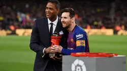 Patrick Kluivert junto a Lionel Messi.