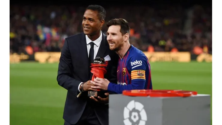 Patrick Kluivert junto a Lionel Messi.