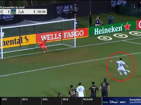 Video: a Pavón lo quisieron 'mufar' cuando estaba por patear un penal