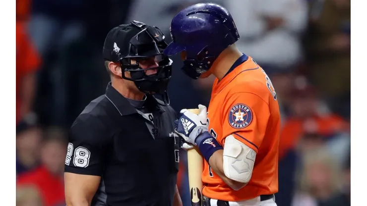 Coach de los Astros dice que perdieron la Serie Mundial por un umpire