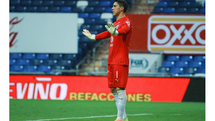 Afición de Rayados criticó a Hugo González.