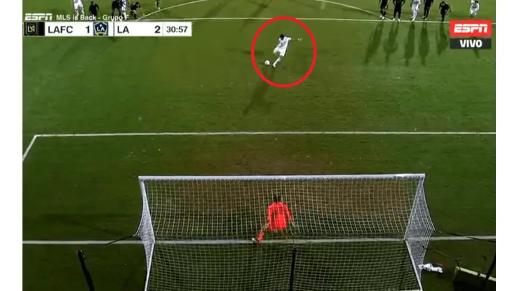 A Cristian Pavón le atajaron el primer penal, pero convirtió en la repetición