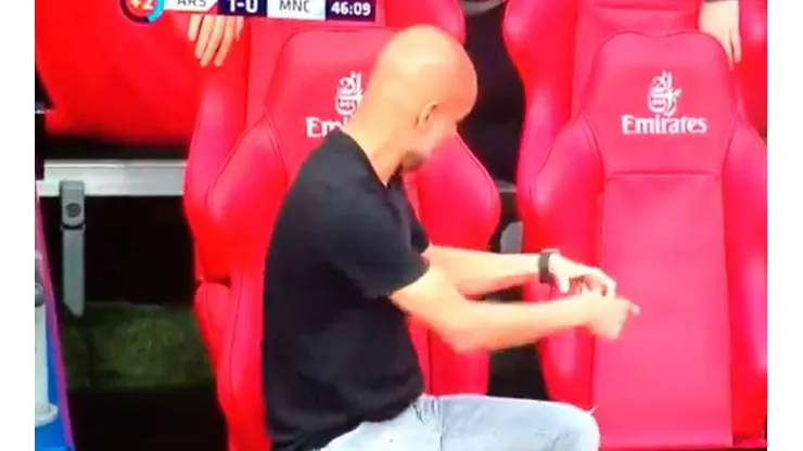 Video: captaron a Guardiola ¿hablando con un amigo imaginario?