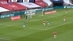 A lo René Higuita: el jugadón que hizo el arquero de Arsenal