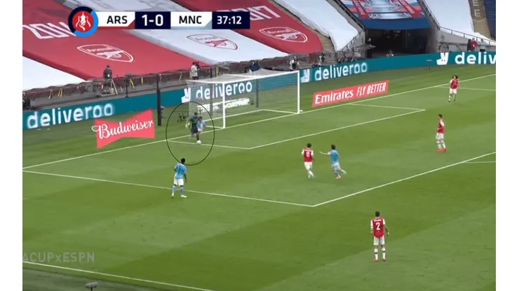 A lo René Higuita: el jugadón que hizo el arquero de Arsenal