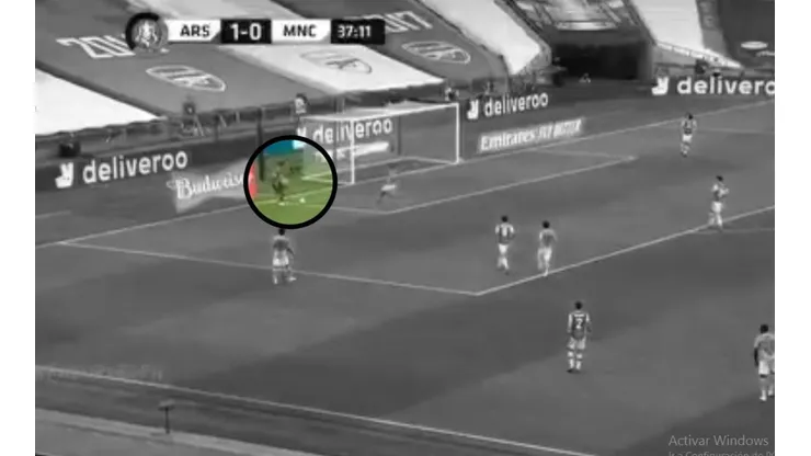 ¡Está loco! Emiliano Martínez gambeteó a Gabriel Jesús y salió jugando
