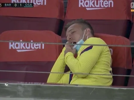 Video: captaron a Arthur a punto de dormirse en medio del partido del Barcelona